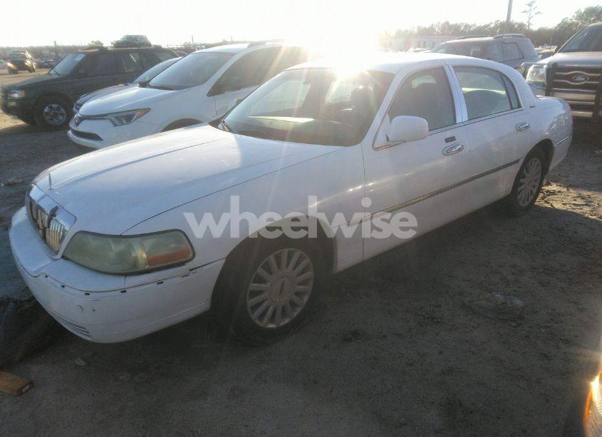 Photo 2 of 2005 Lincoln Town CAR SIGNATURE (VIN 1LNHM81W35Y666458)