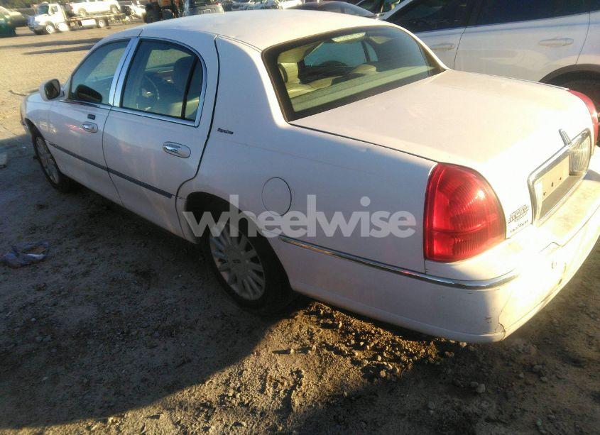 Photo 3 of 2005 Lincoln Town CAR SIGNATURE (VIN 1LNHM81W35Y666458)