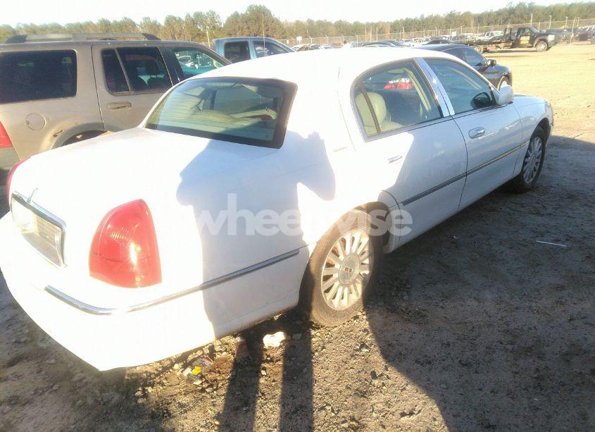 Photo 4 of 2005 Lincoln Town CAR SIGNATURE (VIN 1LNHM81W35Y666458)