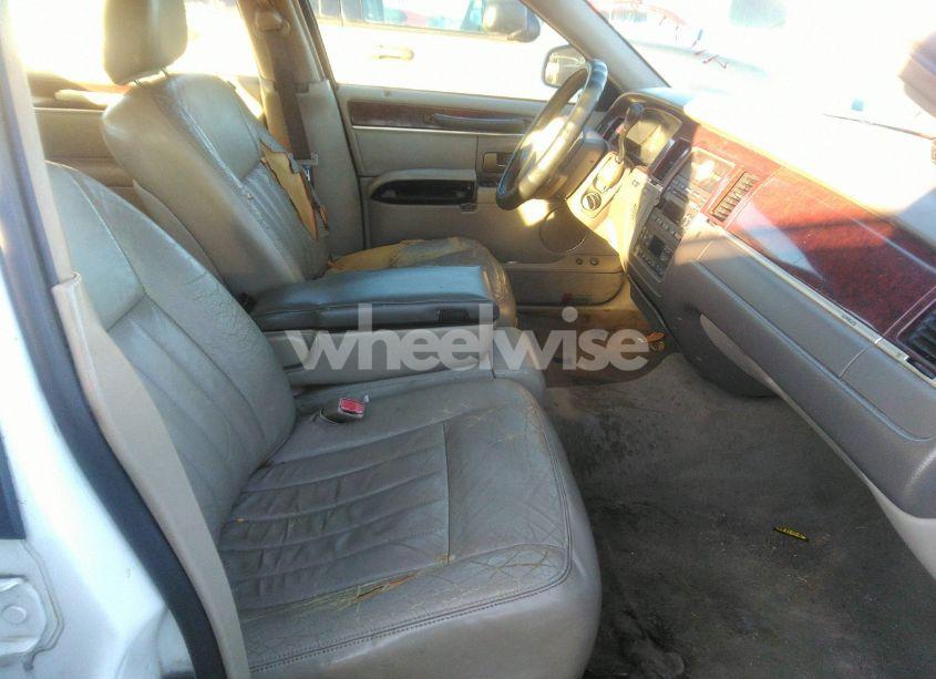 Photo 5 of 2005 Lincoln Town CAR SIGNATURE (VIN 1LNHM81W35Y666458)