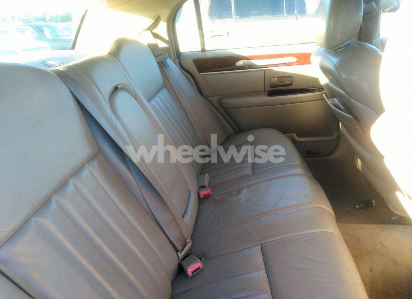 Photo 8 of 2005 Lincoln Town CAR SIGNATURE (VIN 1LNHM81W35Y666458)