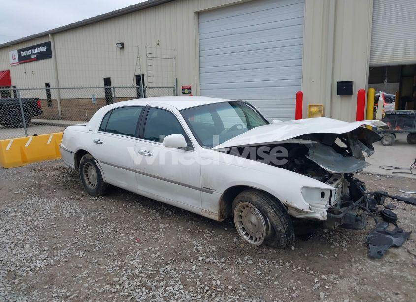 1999 Lincoln Town CAR EXECUTIVE (VIN 1LNHM81W3XY642227) main photo