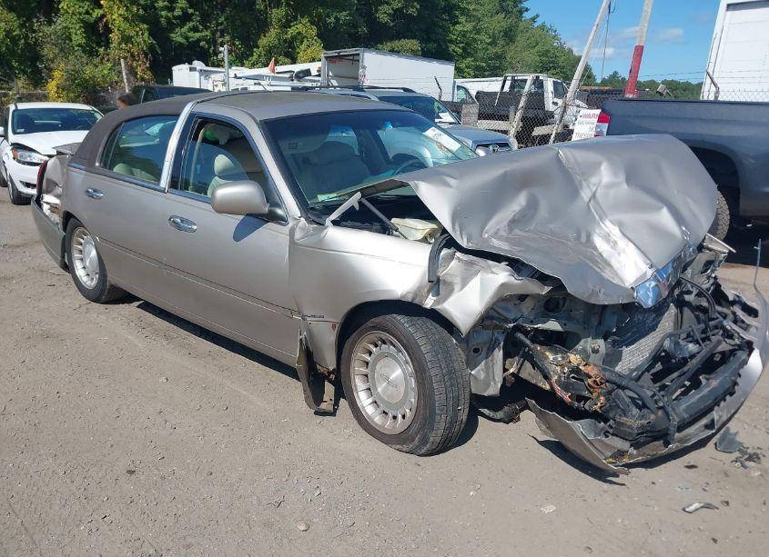 2000 Lincoln Town CAR EXECUTIVE (VIN 1LNHM81W3YY805704) main photo
