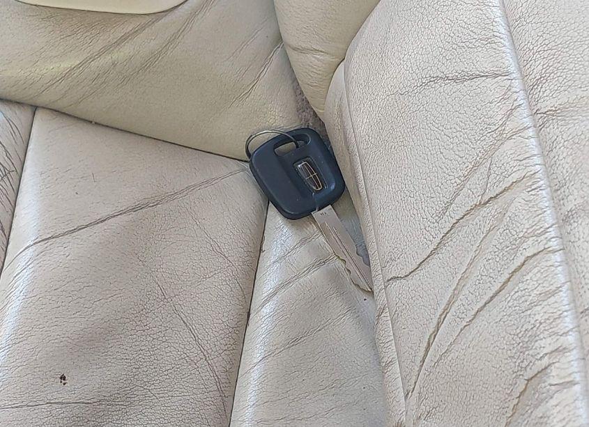 Photo 11 of 2000 Lincoln Town CAR EXECUTIVE (VIN 1LNHM81W3YY805704)