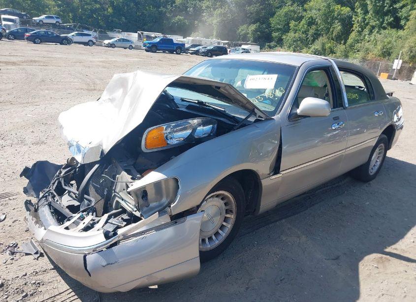 Photo 2 of 2000 Lincoln Town CAR EXECUTIVE (VIN 1LNHM81W3YY805704)