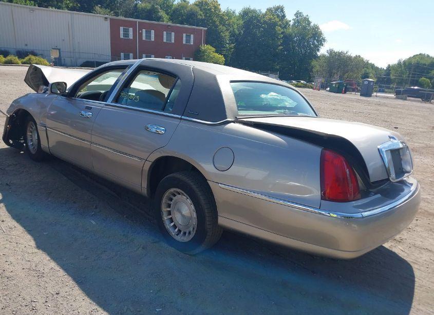 Photo 3 of 2000 Lincoln Town CAR EXECUTIVE (VIN 1LNHM81W3YY805704)