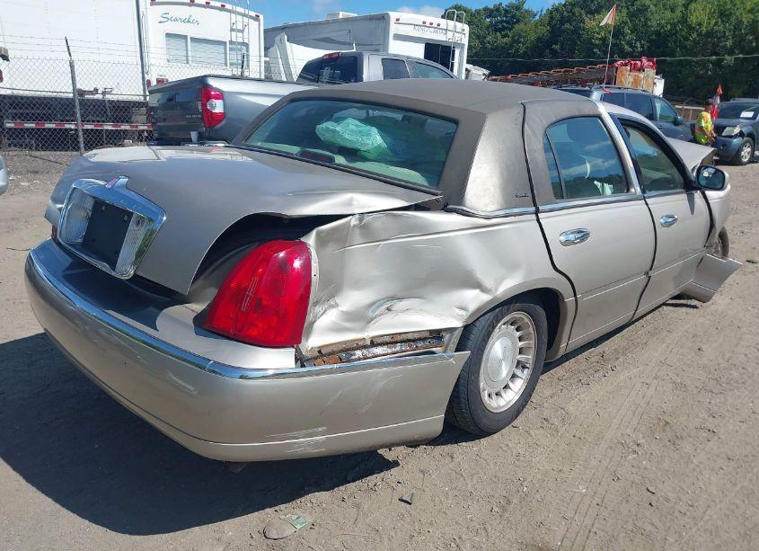 Photo 4 of 2000 Lincoln Town CAR EXECUTIVE (VIN 1LNHM81W3YY805704)