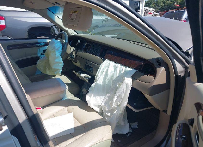 Photo 5 of 2000 Lincoln Town CAR EXECUTIVE (VIN 1LNHM81W3YY805704)