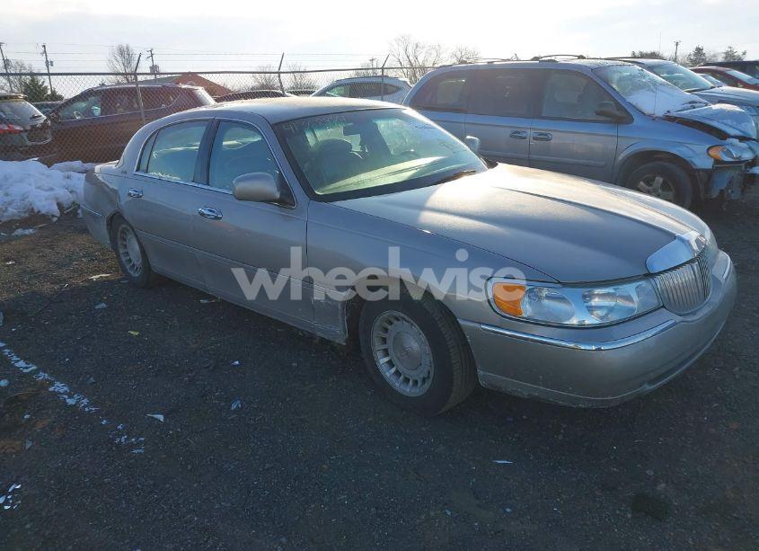 2000 Lincoln Town CAR EXECUTIVE (VIN 1LNHM81W3YY938415) main photo