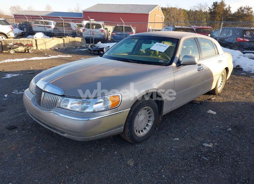 Photo 2 of 2000 Lincoln Town CAR EXECUTIVE (VIN 1LNHM81W3YY938415)