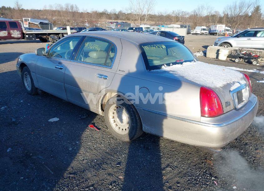 Photo 3 of 2000 Lincoln Town CAR EXECUTIVE (VIN 1LNHM81W3YY938415)