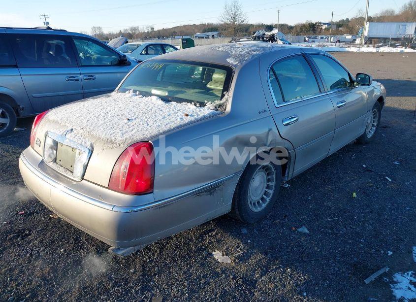 Photo 4 of 2000 Lincoln Town CAR EXECUTIVE (VIN 1LNHM81W3YY938415)