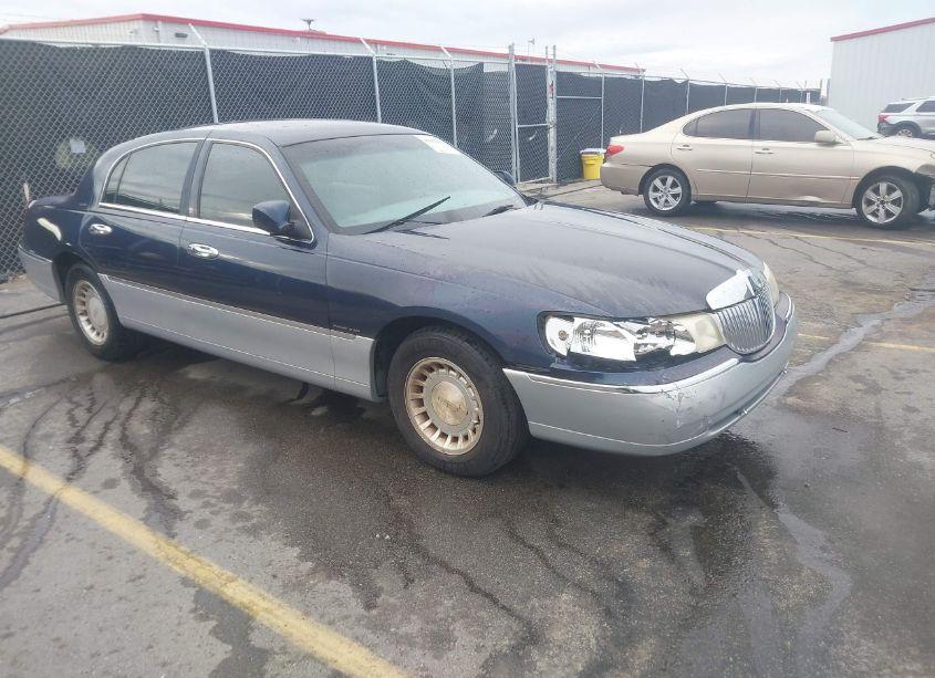 2001 Lincoln Town CAR EXECUTIVE (VIN 1LNHM81W41Y632443) main photo
