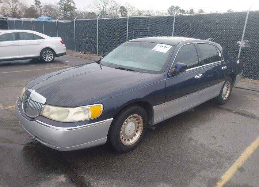 Photo 2 of 2001 Lincoln Town CAR EXECUTIVE (VIN 1LNHM81W41Y632443)