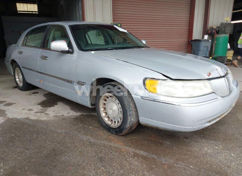 2002 Lincoln Town CAR EXECUTIVE (VIN 1LNHM81W42Y608998) main photo