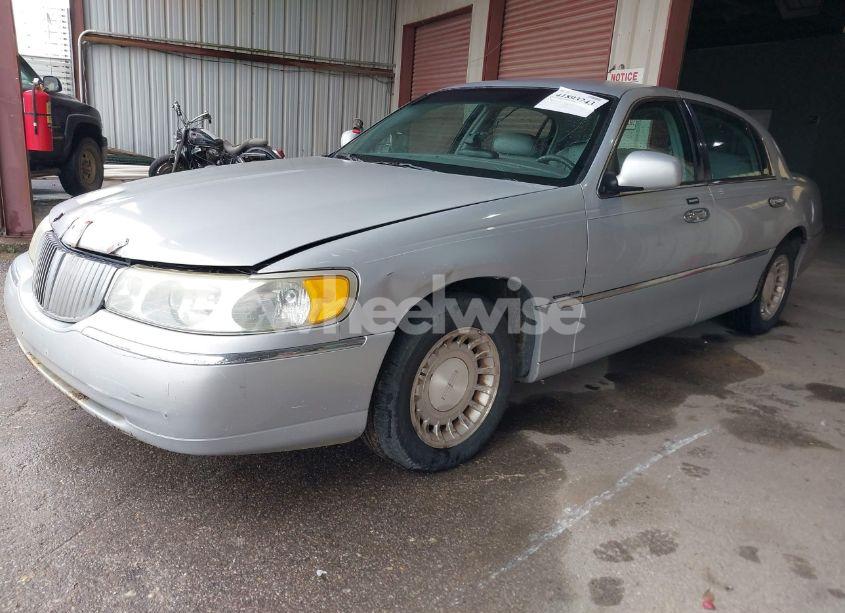 Photo 2 of 2002 Lincoln Town CAR EXECUTIVE (VIN 1LNHM81W42Y608998)