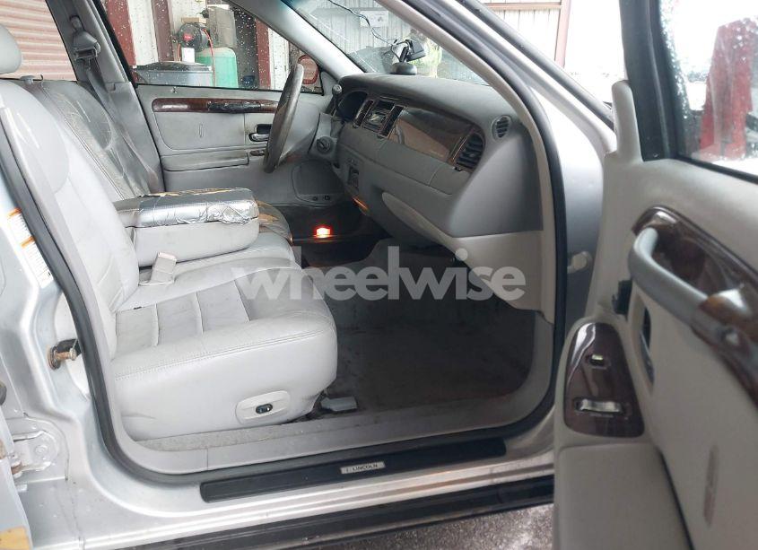 Photo 5 of 2002 Lincoln Town CAR EXECUTIVE (VIN 1LNHM81W42Y608998)