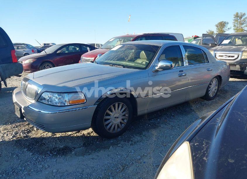 Photo 2 of 2004 Lincoln Town CAR SIGNATURE (VIN 1LNHM81W44Y621141)