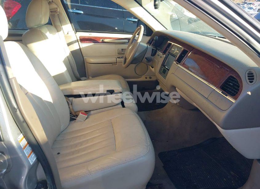 Photo 5 of 2004 Lincoln Town CAR SIGNATURE (VIN 1LNHM81W44Y621141)