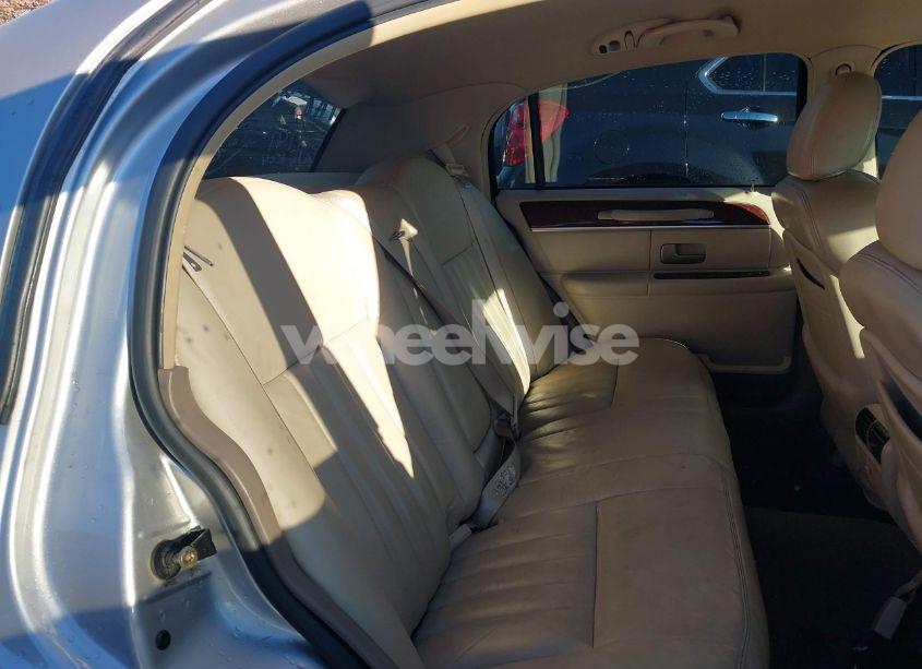 Photo 8 of 2004 Lincoln Town CAR SIGNATURE (VIN 1LNHM81W44Y621141)