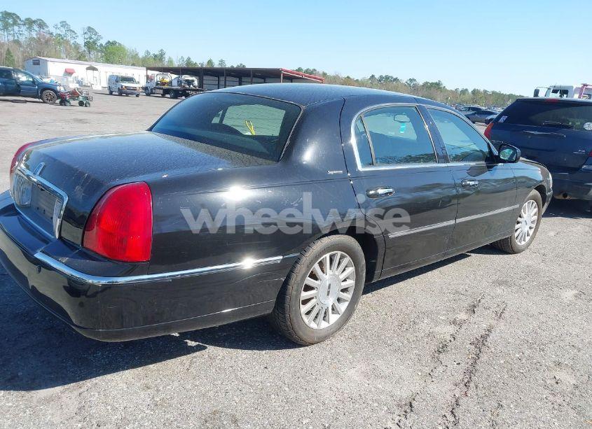 Photo 4 of 2004 Lincoln Town CAR SIGNATURE (VIN 1LNHM81W44Y645195)