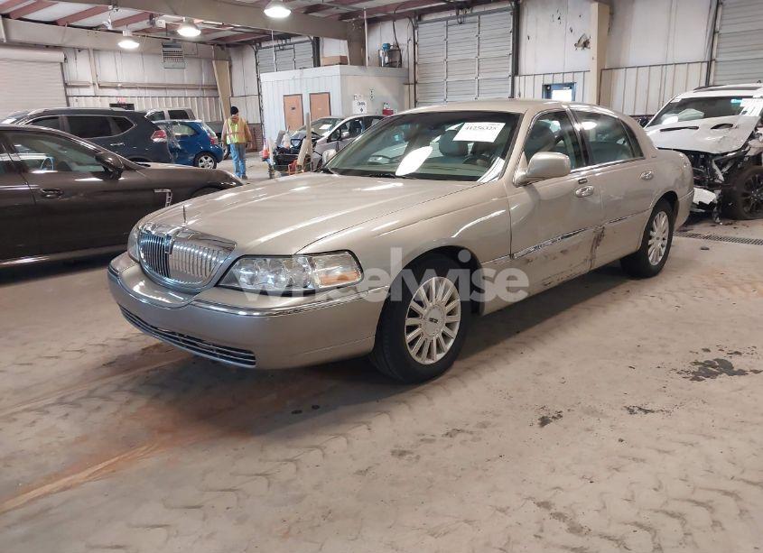 Photo 2 of 2004 Lincoln Town CAR SIGNATURE (VIN 1LNHM81W44Y663065)
