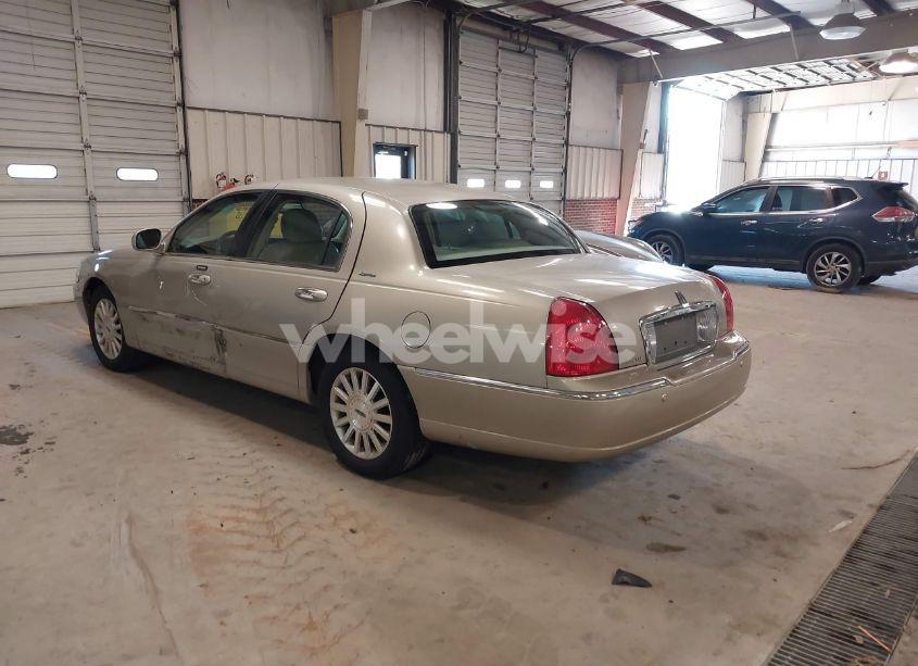 Photo 3 of 2004 Lincoln Town CAR SIGNATURE (VIN 1LNHM81W44Y663065)