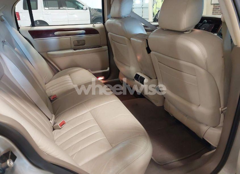 Photo 8 of 2004 Lincoln Town CAR SIGNATURE (VIN 1LNHM81W44Y663065)