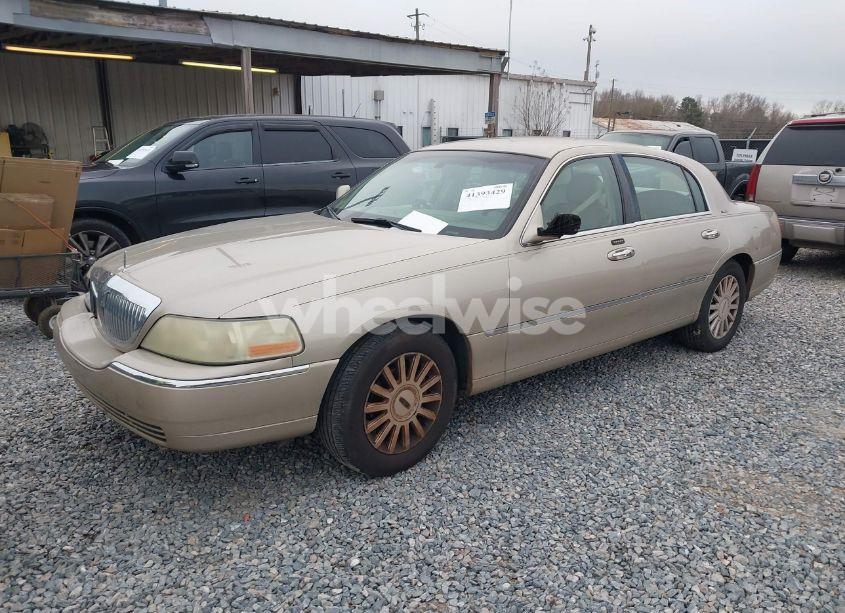 Photo 2 of 2005 Lincoln Town CAR SIGNATURE (VIN 1LNHM81W45Y652388)