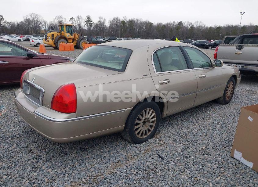 Photo 4 of 2005 Lincoln Town CAR SIGNATURE (VIN 1LNHM81W45Y652388)