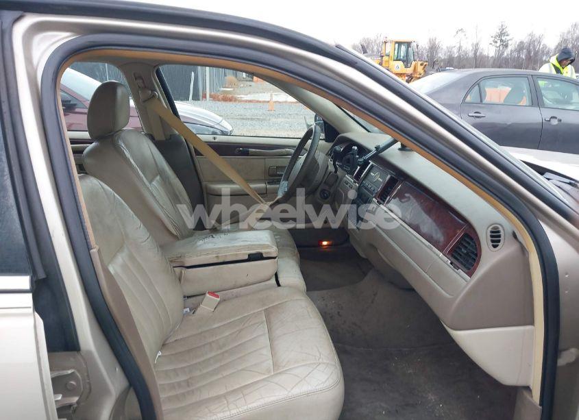 Photo 5 of 2005 Lincoln Town CAR SIGNATURE (VIN 1LNHM81W45Y652388)