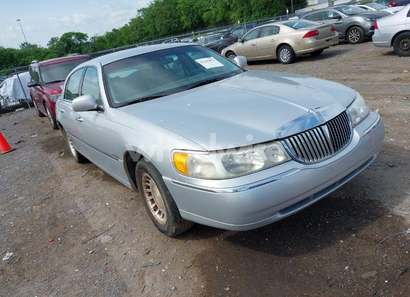 2000 Lincoln Town CAR EXECUTIVE (VIN 1LNHM81W4YY871016) main photo