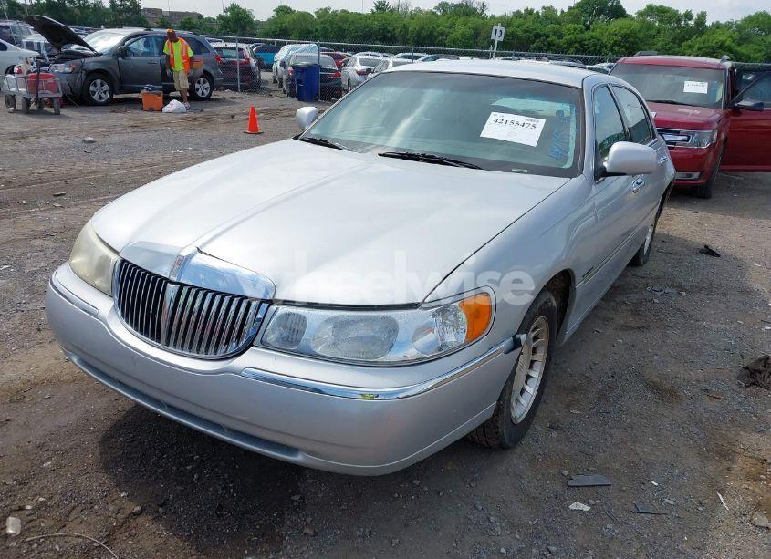 Photo 2 of 2000 Lincoln Town CAR EXECUTIVE (VIN 1LNHM81W4YY871016)
