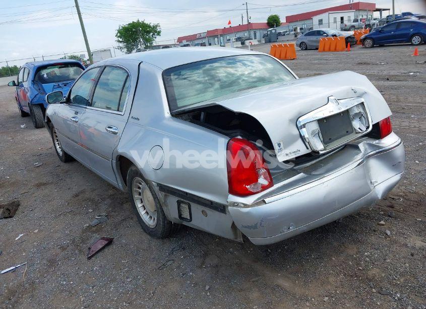 Photo 3 of 2000 Lincoln Town CAR EXECUTIVE (VIN 1LNHM81W4YY871016)