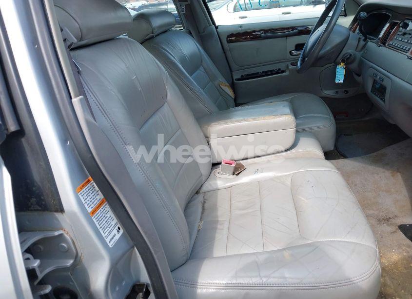 Photo 5 of 2000 Lincoln Town CAR EXECUTIVE (VIN 1LNHM81W4YY871016)