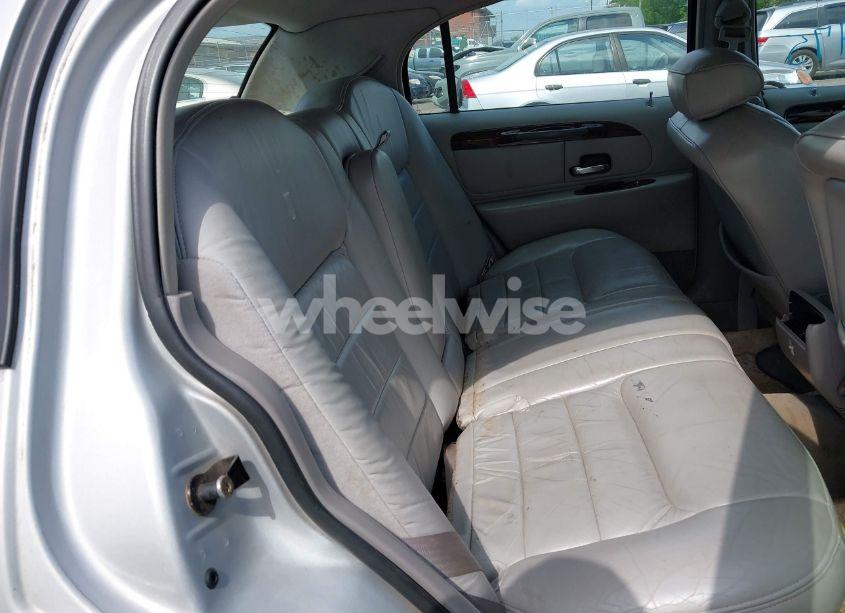 Photo 8 of 2000 Lincoln Town CAR EXECUTIVE (VIN 1LNHM81W4YY871016)