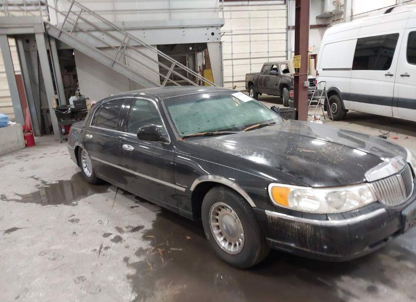 2000 Lincoln Town CAR EXECUTIVE (VIN 1LNHM81W4YY876300) main photo