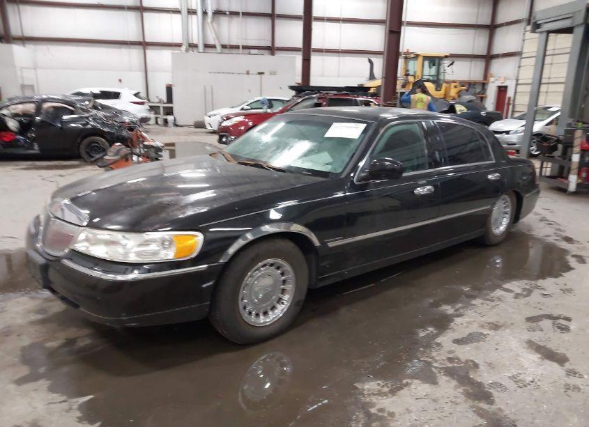 Photo 2 of 2000 Lincoln Town CAR EXECUTIVE (VIN 1LNHM81W4YY876300)