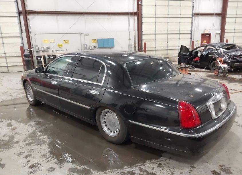 Photo 3 of 2000 Lincoln Town CAR EXECUTIVE (VIN 1LNHM81W4YY876300)