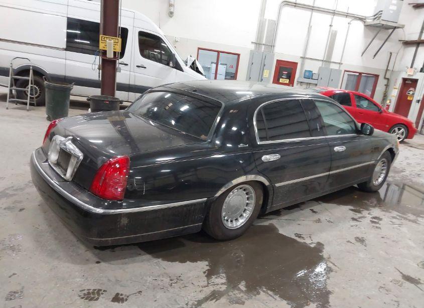 Photo 4 of 2000 Lincoln Town CAR EXECUTIVE (VIN 1LNHM81W4YY876300)