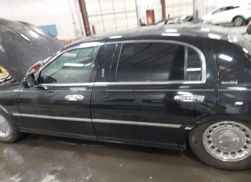 Photo 6 of 2000 Lincoln Town CAR EXECUTIVE (VIN 1LNHM81W4YY876300)