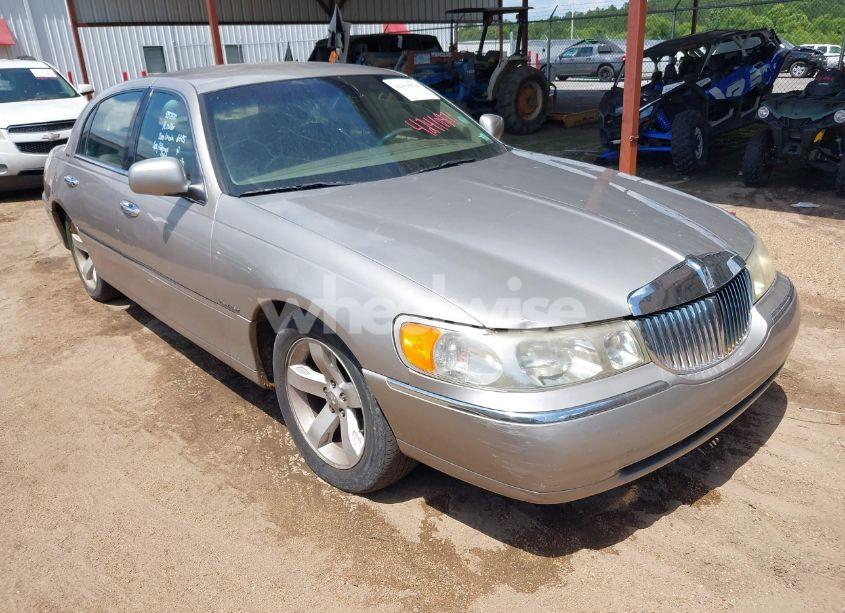 2000 Lincoln Town CAR EXECUTIVE (VIN 1LNHM81W4YY887510) main photo