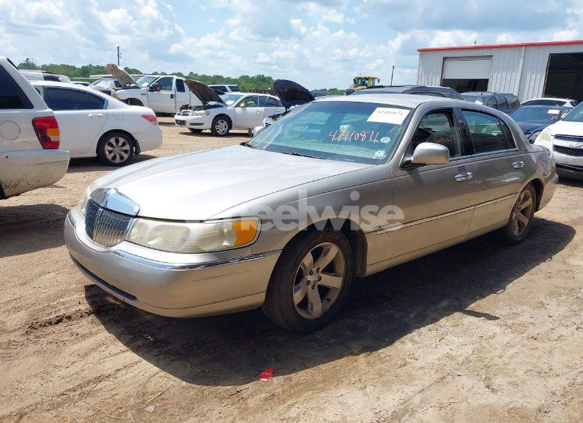 Photo 2 of 2000 Lincoln Town CAR EXECUTIVE (VIN 1LNHM81W4YY887510)