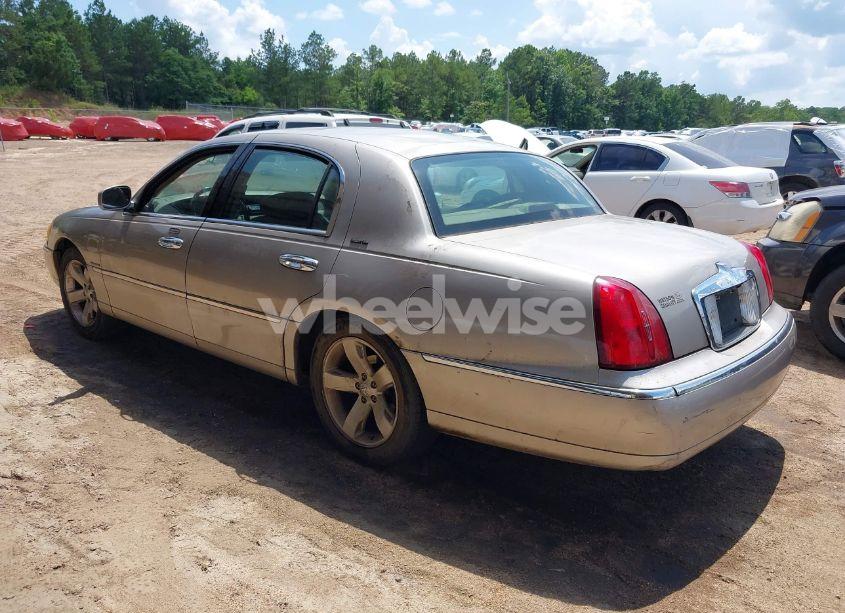 Photo 3 of 2000 Lincoln Town CAR EXECUTIVE (VIN 1LNHM81W4YY887510)