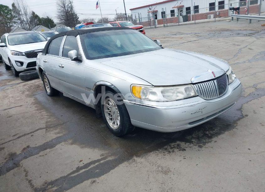 2001 Lincoln Town CAR EXECUTIVE (VIN 1LNHM81W51Y688472) main photo