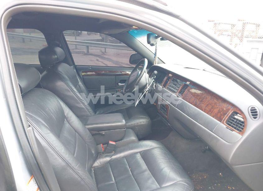 Photo 5 of 2001 Lincoln Town CAR EXECUTIVE (VIN 1LNHM81W51Y688472)