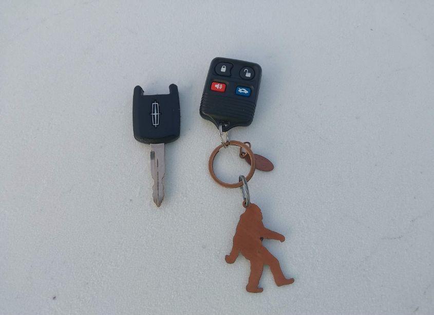 Photo 11 of 2004 Lincoln Town CAR SIGNATURE (VIN 1LNHM81W54Y636893)