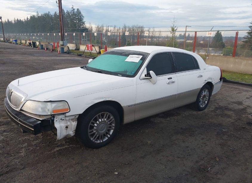 Photo 2 of 2004 Lincoln Town CAR SIGNATURE (VIN 1LNHM81W54Y636893)