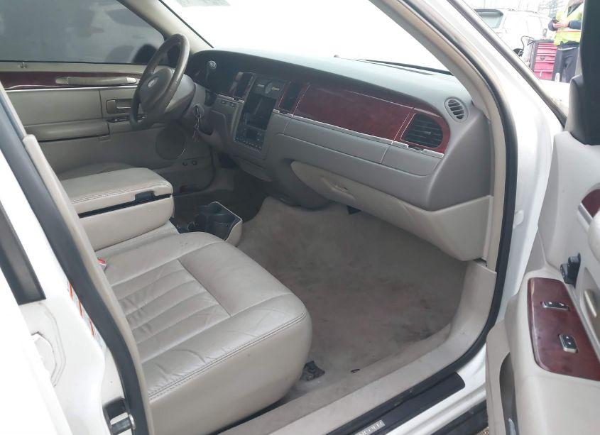 Photo 5 of 2004 Lincoln Town CAR SIGNATURE (VIN 1LNHM81W54Y636893)