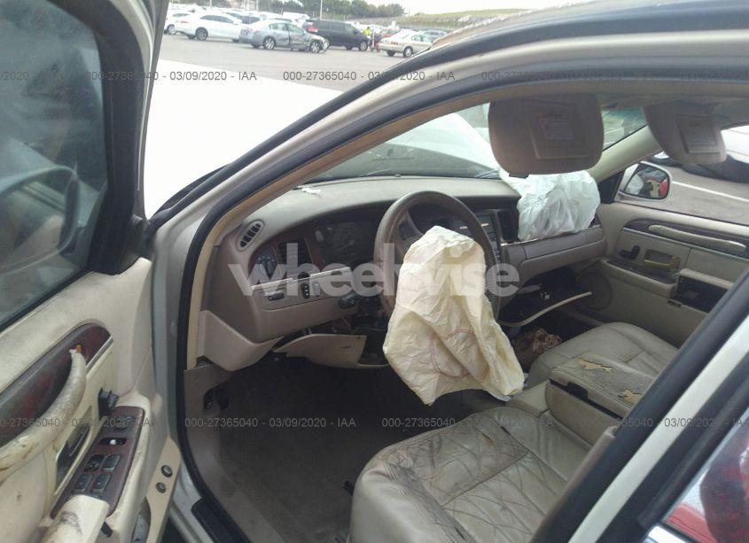 Photo 5 of 2004 Lincoln Town CAR SIGNATURE (VIN 1LNHM81W54Y671465)